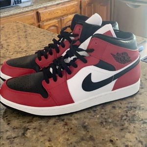 Jordan 1 chicago mid